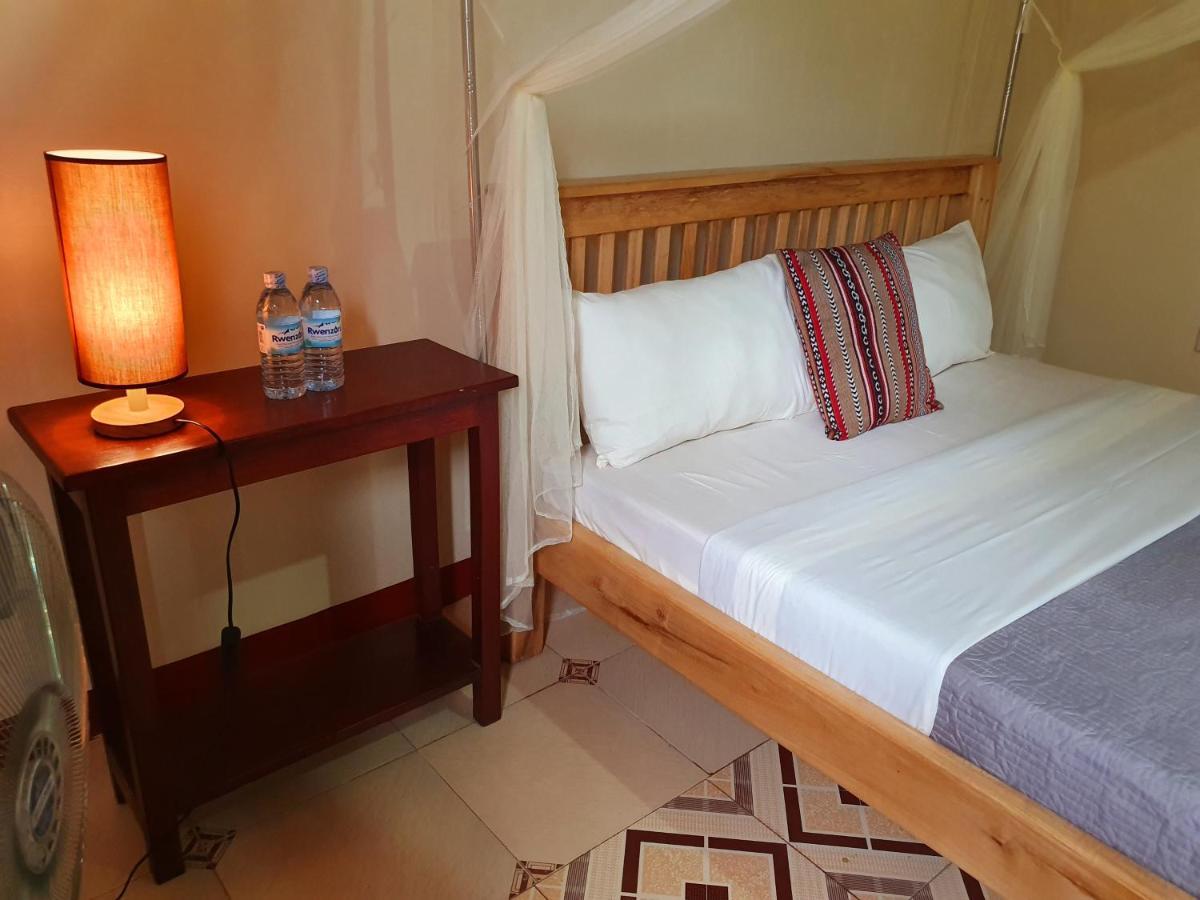 Annas Bed And Breakfast Entebbe Eksteriør billede
