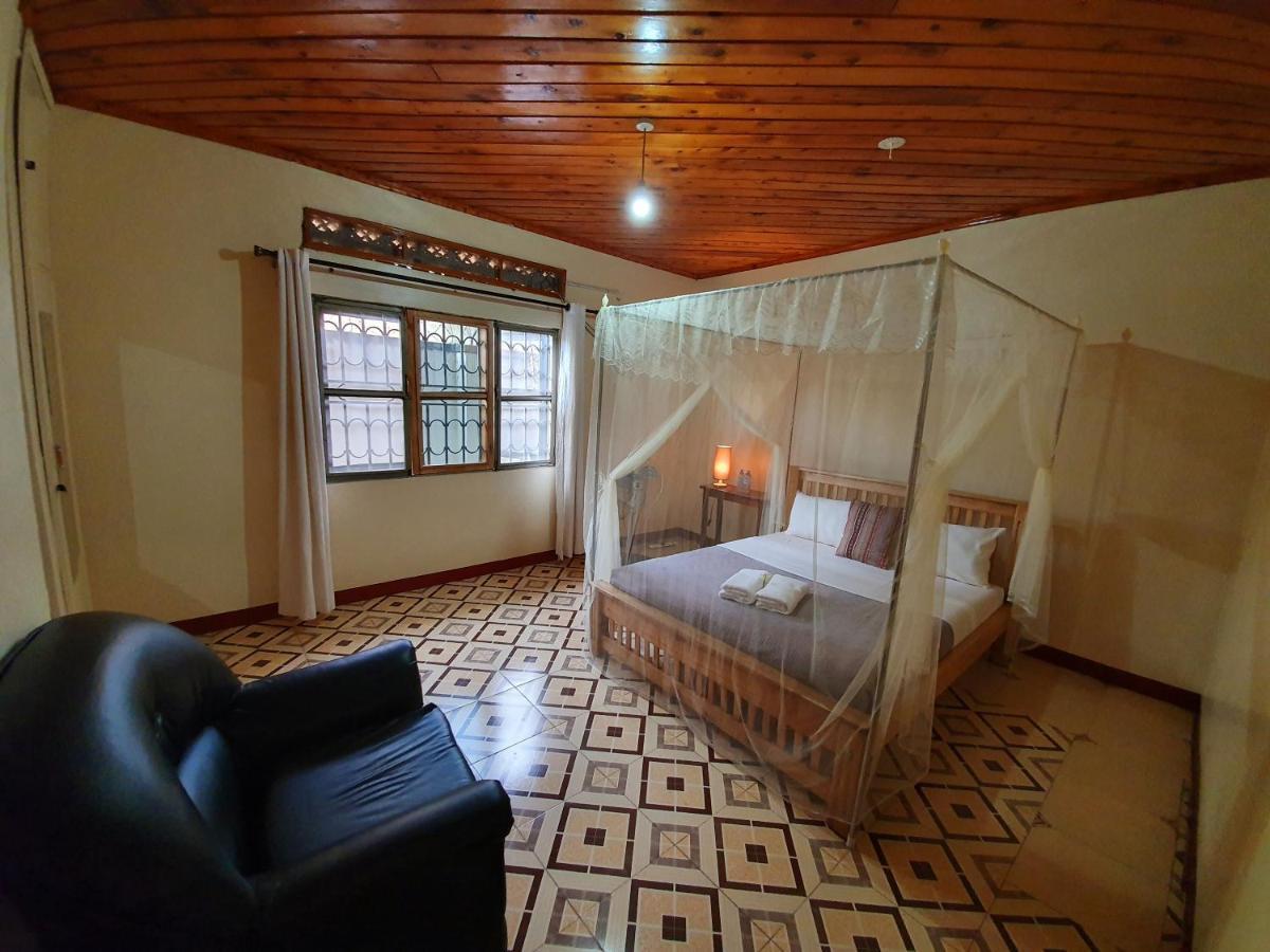 Annas Bed And Breakfast Entebbe Eksteriør billede