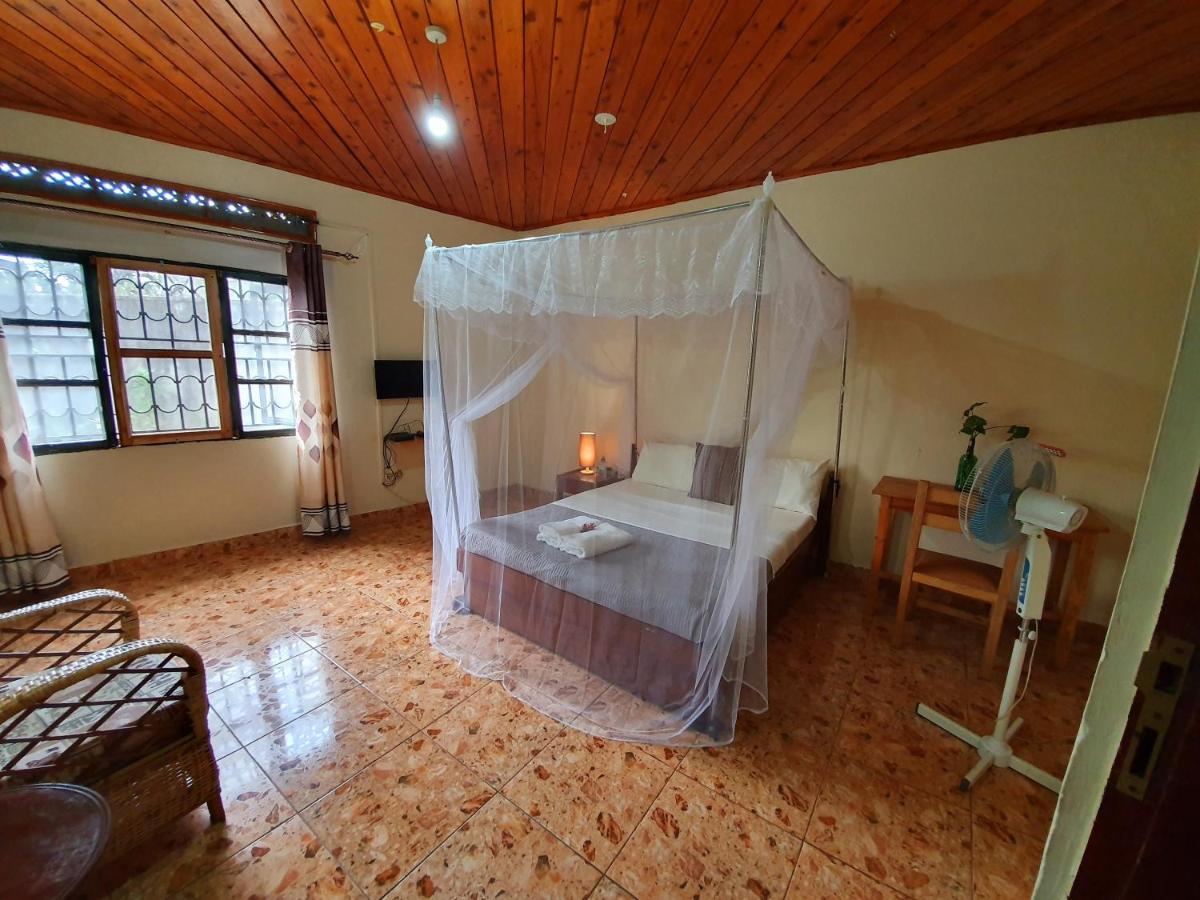 Annas Bed And Breakfast Entebbe Eksteriør billede