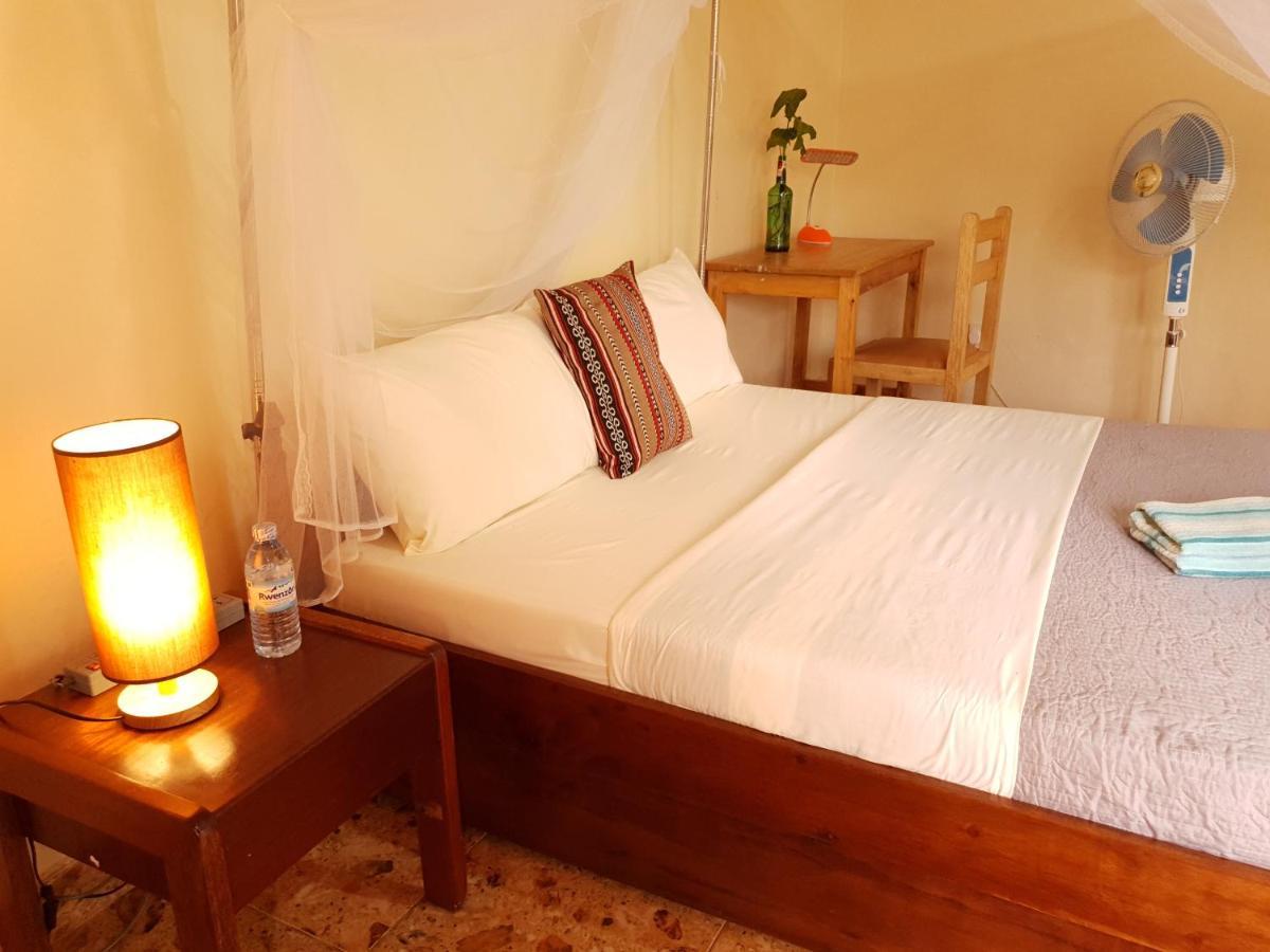 Annas Bed And Breakfast Entebbe Eksteriør billede